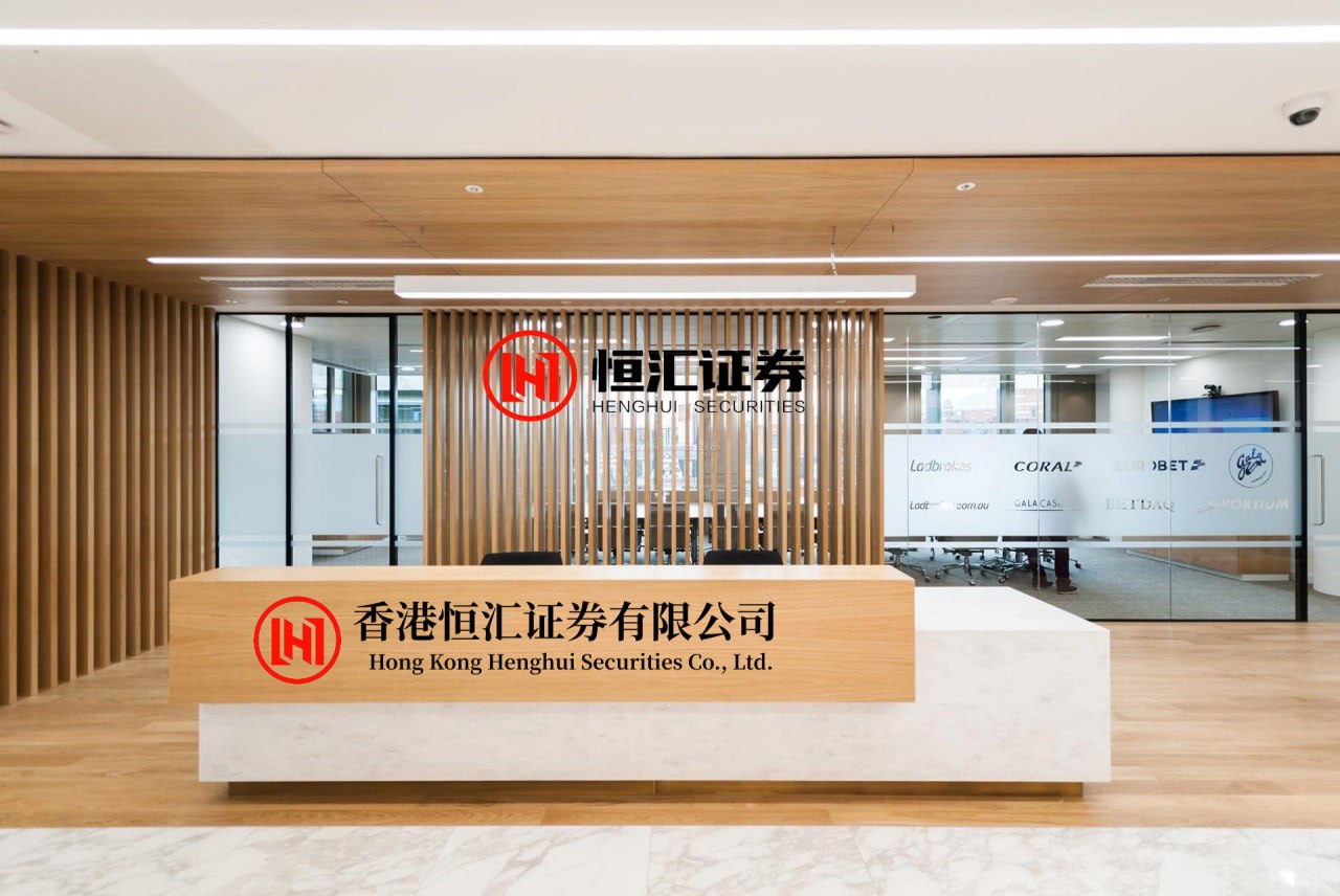 股查查 球丢了行李不能丢？看到C罗的包和国足的行李后，才明白啥叫丢人_球员_什么_球迷